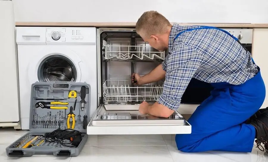 Dilovası Gorenje servisi teknisyen ekibi beyaz eşya tamiri yaparken
